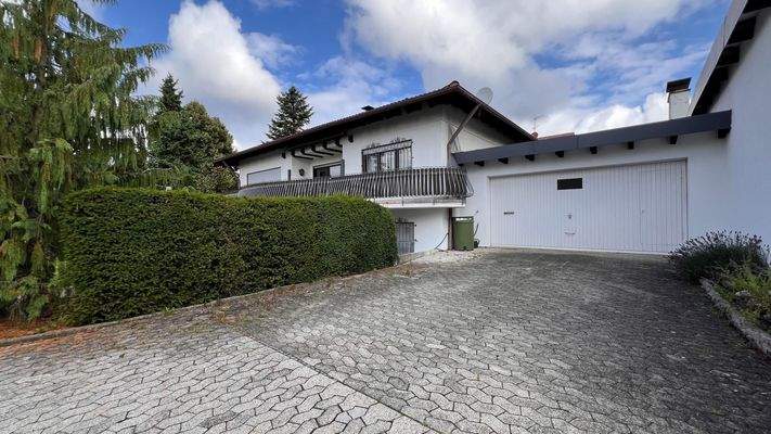 Wohnhaus Hofeinfahrt u Doppelgarage