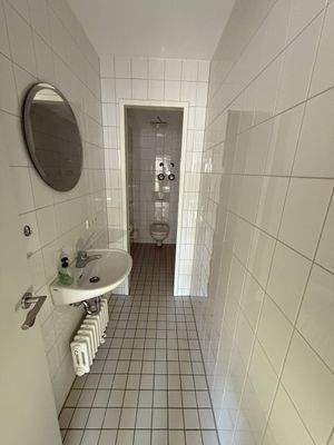 WC mit Waschbecken