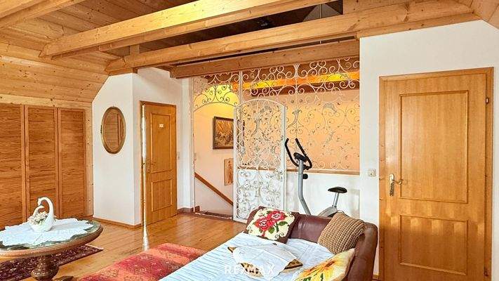 Blick zur Schlafzimmer- und Badezimmer Tür