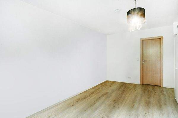 Schlafzimmer mit Zugang zum ostseitigen Gartenbereich