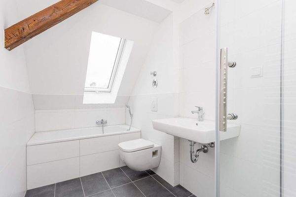 Hauptbad mit Wanne + Dusche