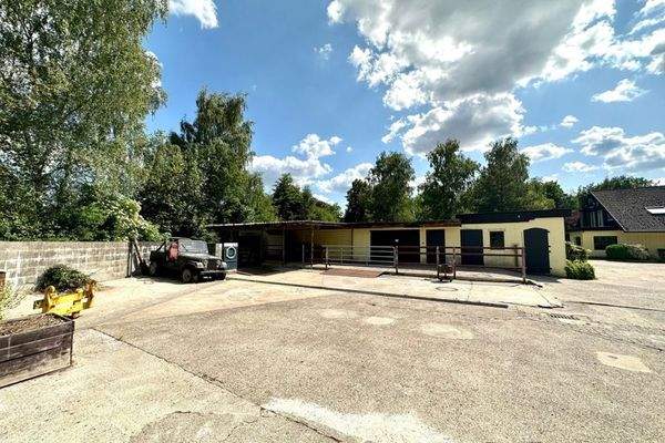 Hoffläche/Stallgebäude