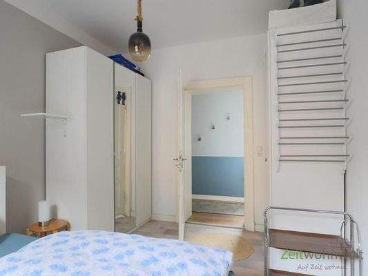 zwei große Kleiderschränke