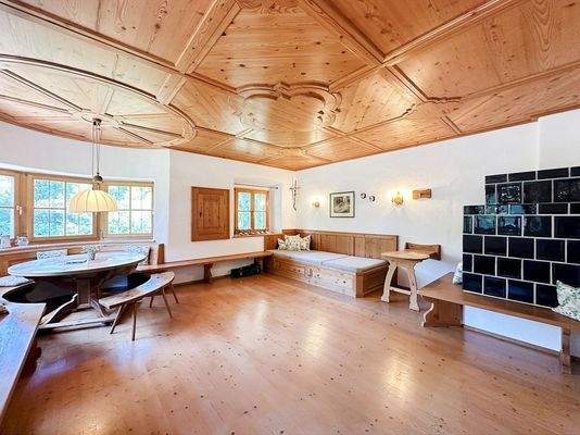 EG: Stube mit Erker und Kachelofen