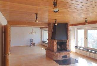 Wohnzimmer mit Kamin