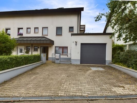 Hausansicht mit Garage