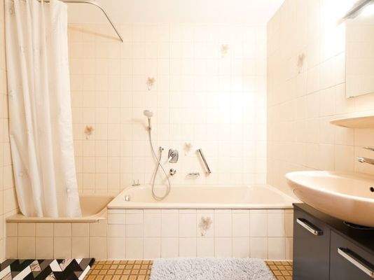 122 1 Bad mit Dusche und Badewanne (1 von 1)