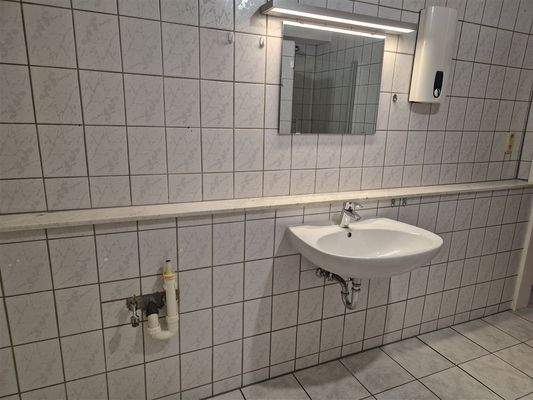 Waschbecken + WM Anschluss