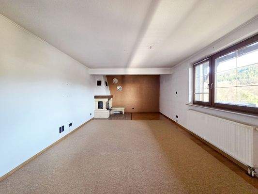 Großes Wohnzimmer mit Kamin im Obergeschoss