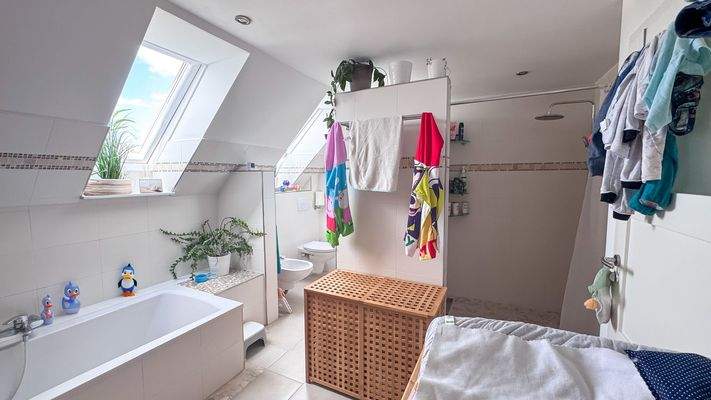 XXL-Bedezimmer mit Walk-In-Dusche