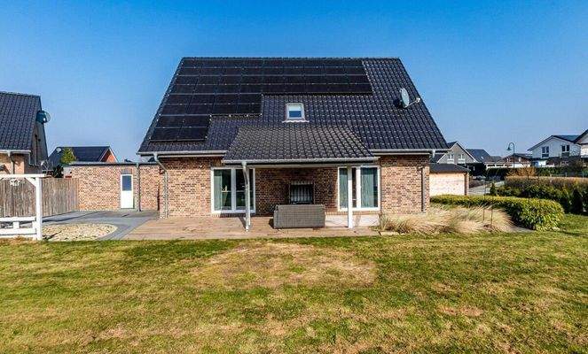 Hausansicht und Grundstück