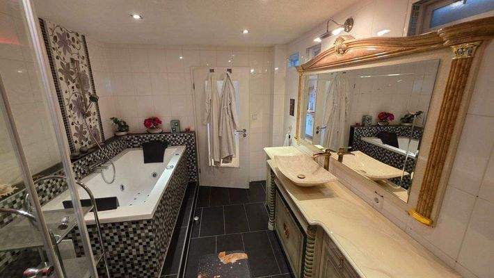 Bad mit Wanne und Dusche ohne Fenster Bild 2.jpg