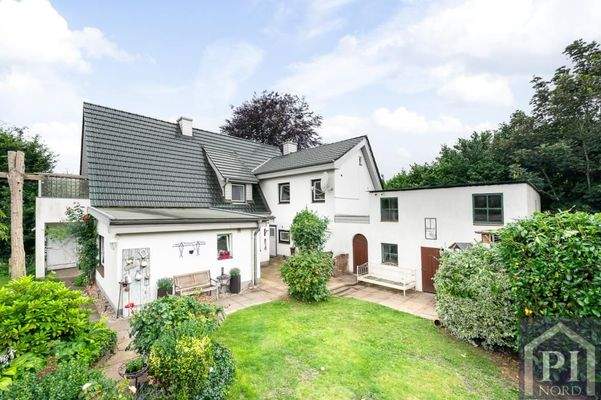 Großes Haus auf großem Grundstück