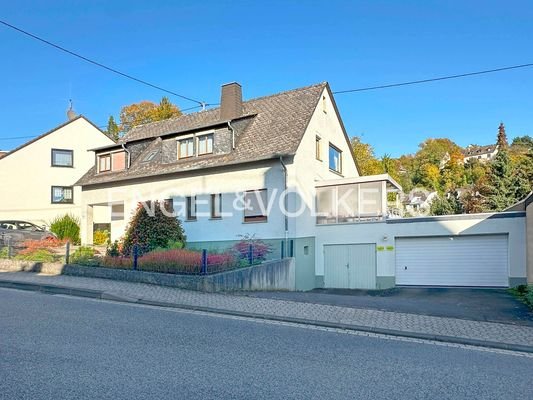 Straßenansicht mit Garagen