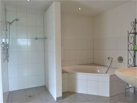 Bad mit Eckwanne und ebener Dusche