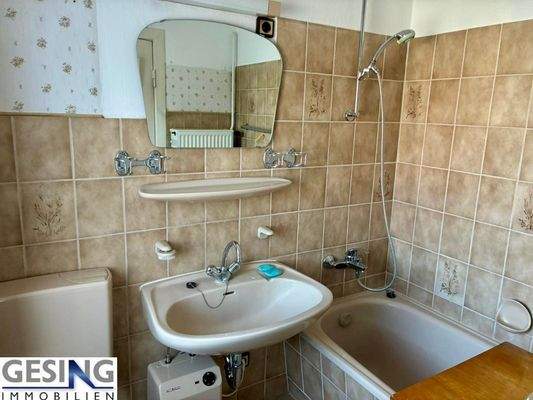 Badezimmer mit Fenster im Obergesoss