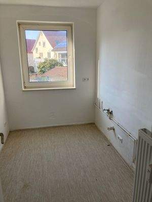 Küche mit weiß angelegten Wänden und hellem Vinylboden