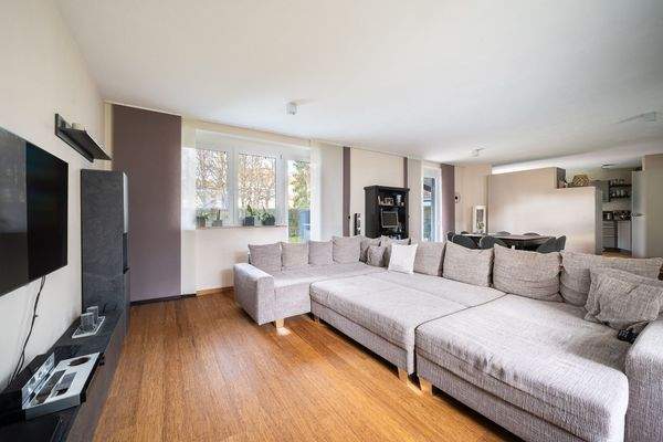 großzügiges Wohnzimmer