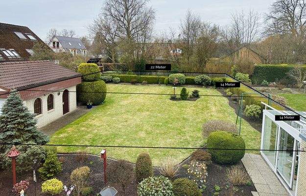 Grundstück in 2ter Reihe – Linke Garage wird entfernt – Rechts an Wintergarten angrenzend