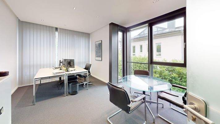 Einzelbüro mit Besprechungstisch