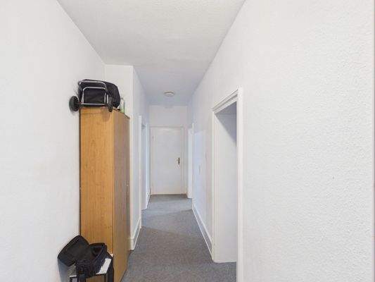 Flur mit Teppichboden (WHG 1)