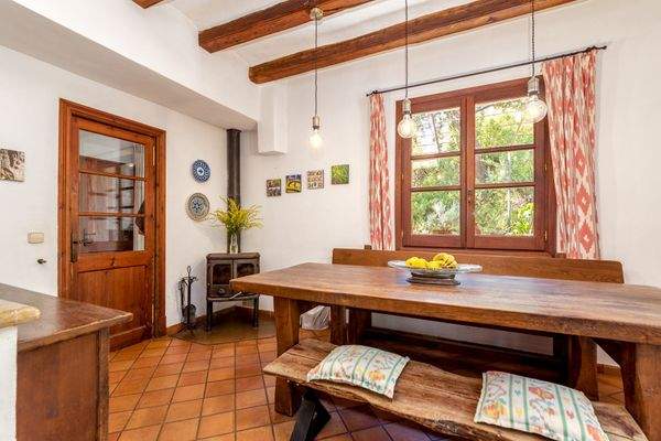 Rusikaler Essbereich mit Ofen