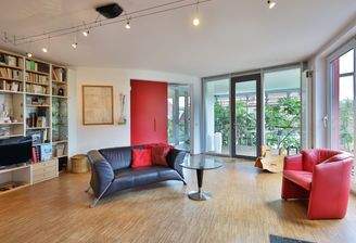 Blick aus dem Wohnbereich zum Wintergarten