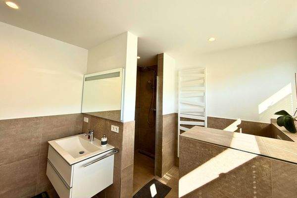 Riesiges Badezimmer mit Badewanne und Dusche (Nr.2)