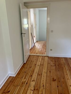kleines Schlafzimmer mit Blick zum Treppenhaus