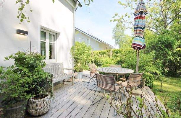 Hausansicht mit Terrasse.JPG