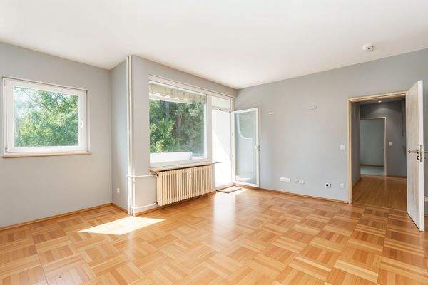 Wohnzimmer mit Balkonzugang - (KI generiert)