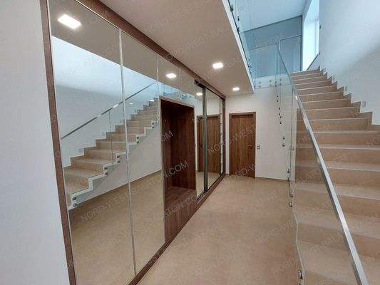 Flur mit Einbauschrank und Treppe ins Obergeschoss