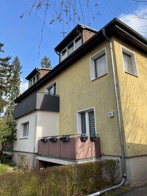 Straßenseitiges Mehrfamilienhaus