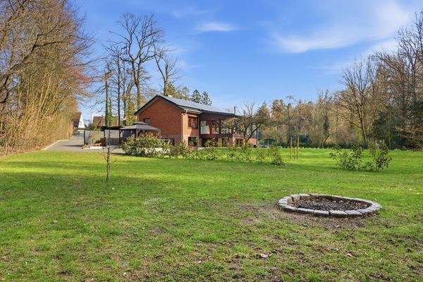 Blick vom Garten zum Haus