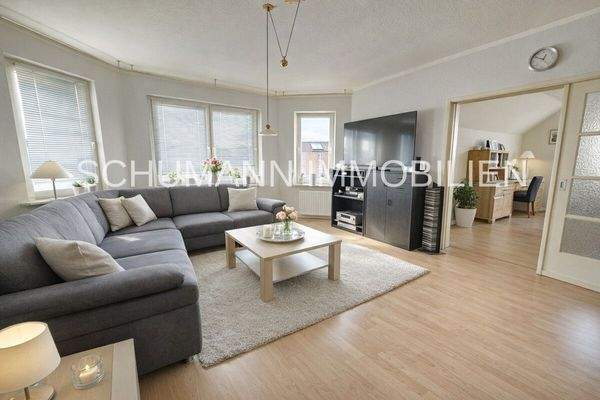 1.OG Großes Wohnzimmer mit Durchgang zum Esszimmer, Möbel leicht mit KI verändert