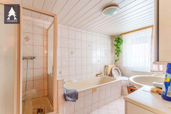 Bad mit Wanne/ Dusche OG