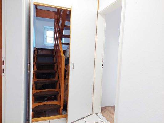 Zugang zum großen Spitzboden (Studio).jpg