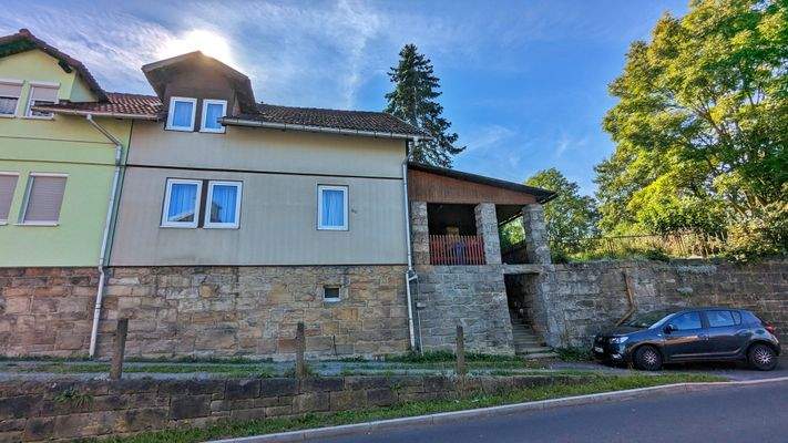 Straßenansicht mit Eingang