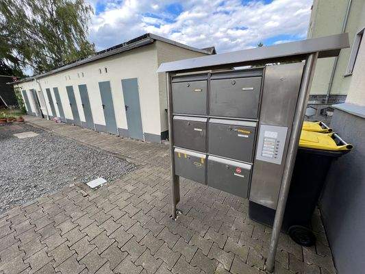 Nebengebäude mit Fahrradschuppen, Briefkastenanla