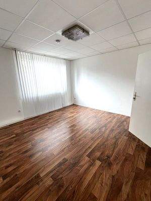 Leeres Büro mit Holzfussboden