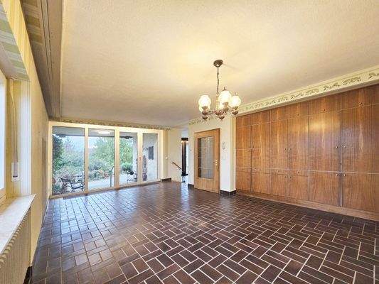 Essbereich mit Zugang zur kleinen Terrasse und Gar