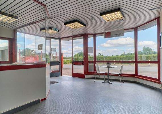 022_Verwaltung Foyer Durchgang zum Büro.jpg