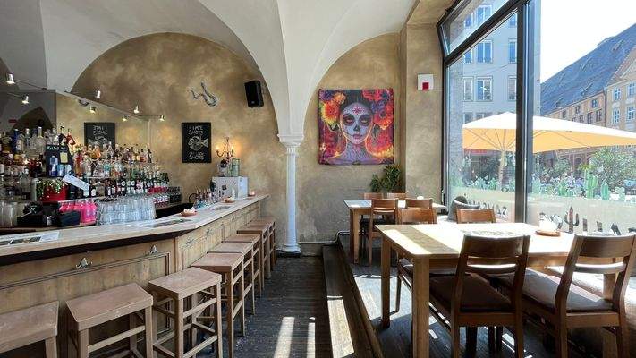 Gastraum + Thekenbereich