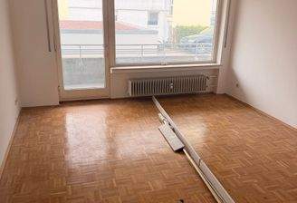 Wohnzimmer mit Zugang zum Balkon