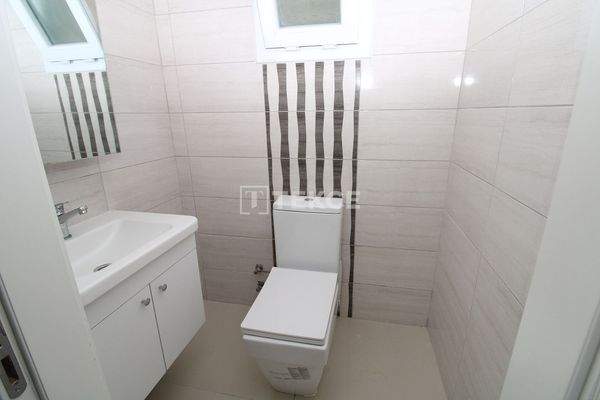 Shop with Foreign Currency-Based Rent Potential in Girne