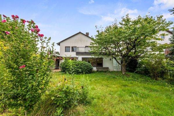 Außenansicht Haus mit großem Garten 