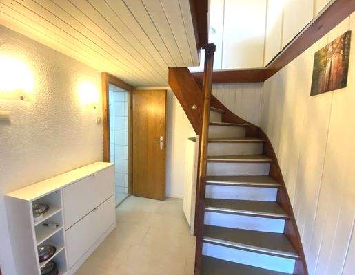 EG Flur mit Treppenaufgang zum OG