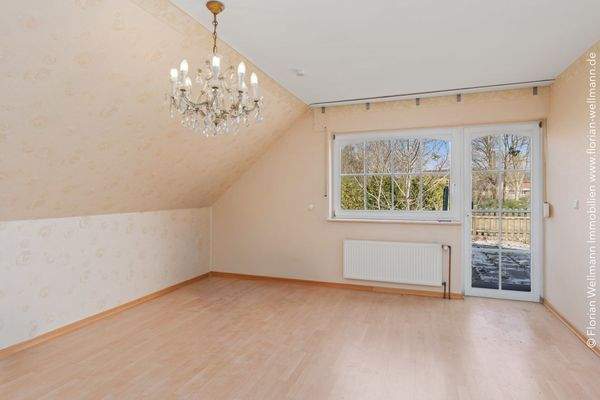 18,66 m² Wohnzimmer im Dachgeschoss mit Zugang zur Dachterrasse