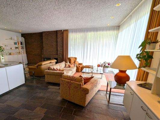 ... oder im lichtdurchfluteten Bereich des Wohnzimmers. Bei zurückgezogenen Gardinen haben sie einen wundervollen Blick in Ihren Garten