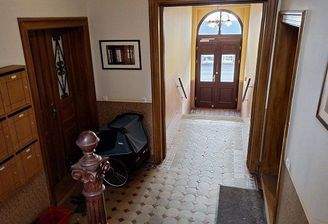 Hausflur mit Blick auf die Wohnungstür